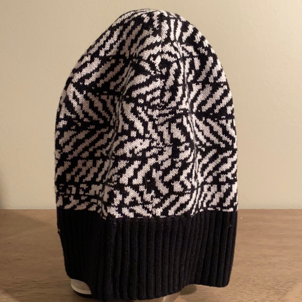Lululemon slouchy beanie ponytail hole
